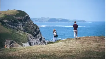 Dos turistas sacando fotos al paisaje de Cantabria. / A.S.