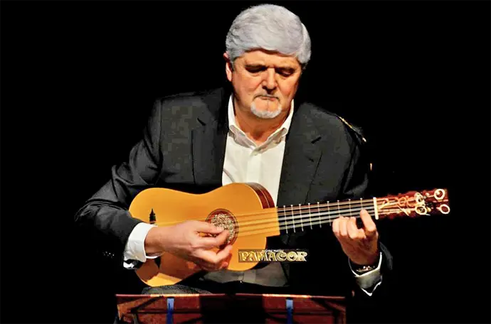 El Laudista Paulino Garc&iacute;a, durante un concierto. / x