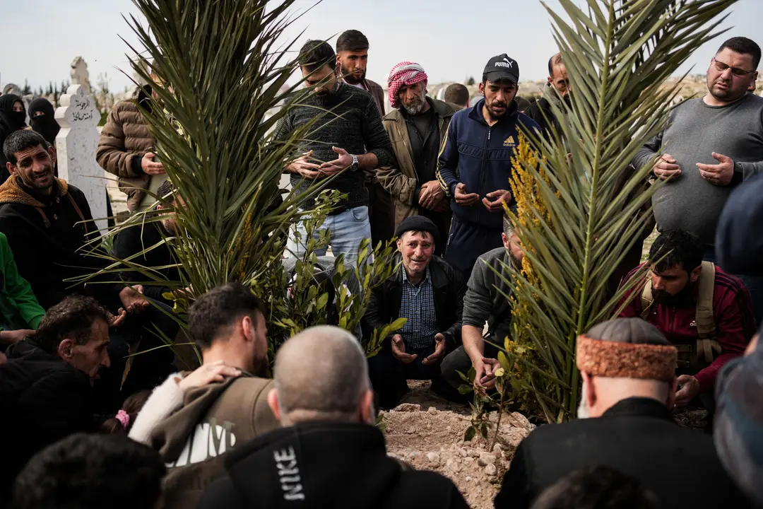Combatientes y civiles sirios asisten al entierro de un miembro de las fuerzas de seguridad en la provincia de Hama, despu&eacute;s de que varias personas murieran en una emboscada. / EP
09/3/2025 ONLY FOR USE IN SPAIN