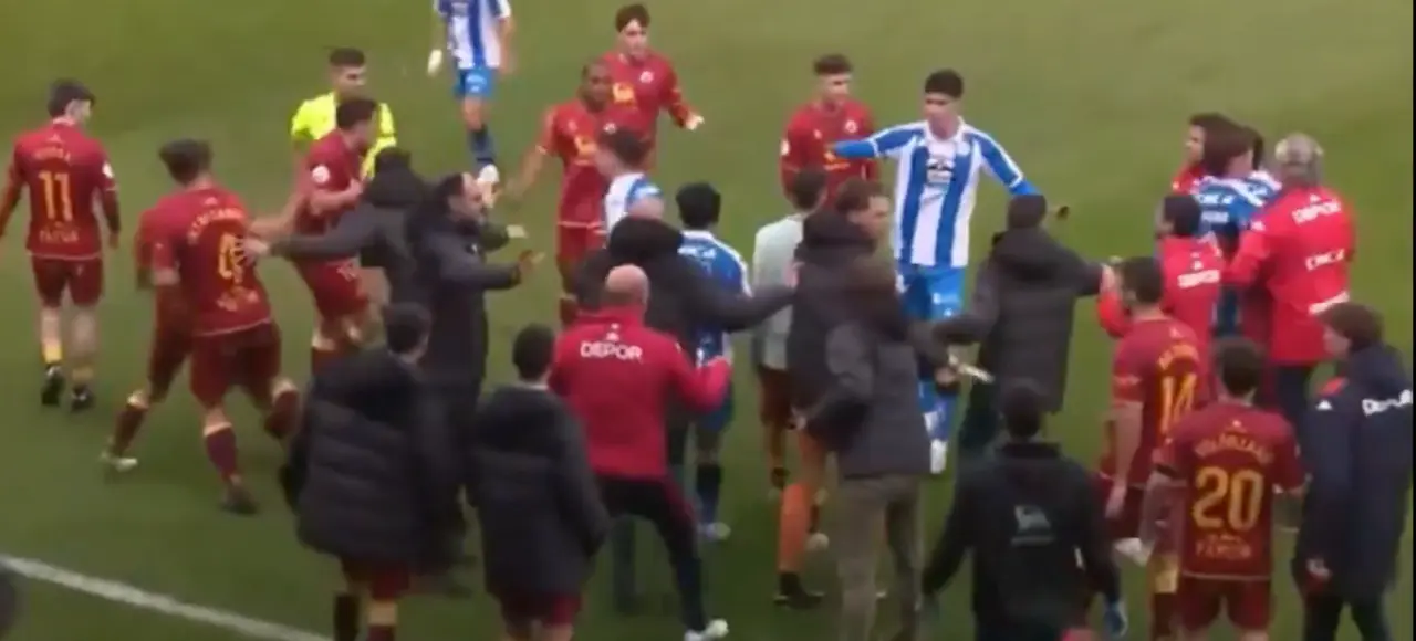 Momento de la trifulca en el partido entre Fabril y Rayo. / X