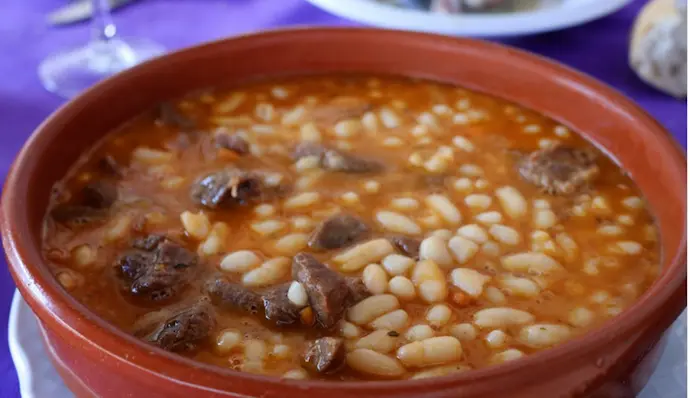 Ua raci&oacute;n de alubias con jabal&iacute;. / EP