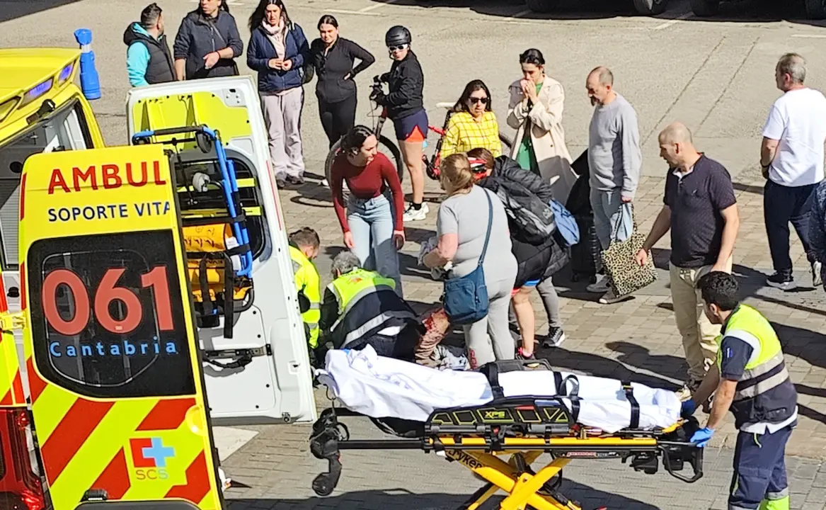 Los servicios de emergencias atienden al herido. / A.A