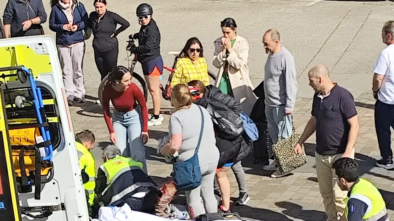 Los servicios de emergencia atienden a la v&iacute;ctima del apu&ntilde;alamiento en la Avenida de Cantabria, mientras testigos observan la escena con preocupaci&oacute;n. La r&aacute;pida intervenci&oacute;n de los sanitarios fue clave para estabilizar al herido antes de su traslado al Hospital Universitario Marqu&eacute;s de Valdecilla.