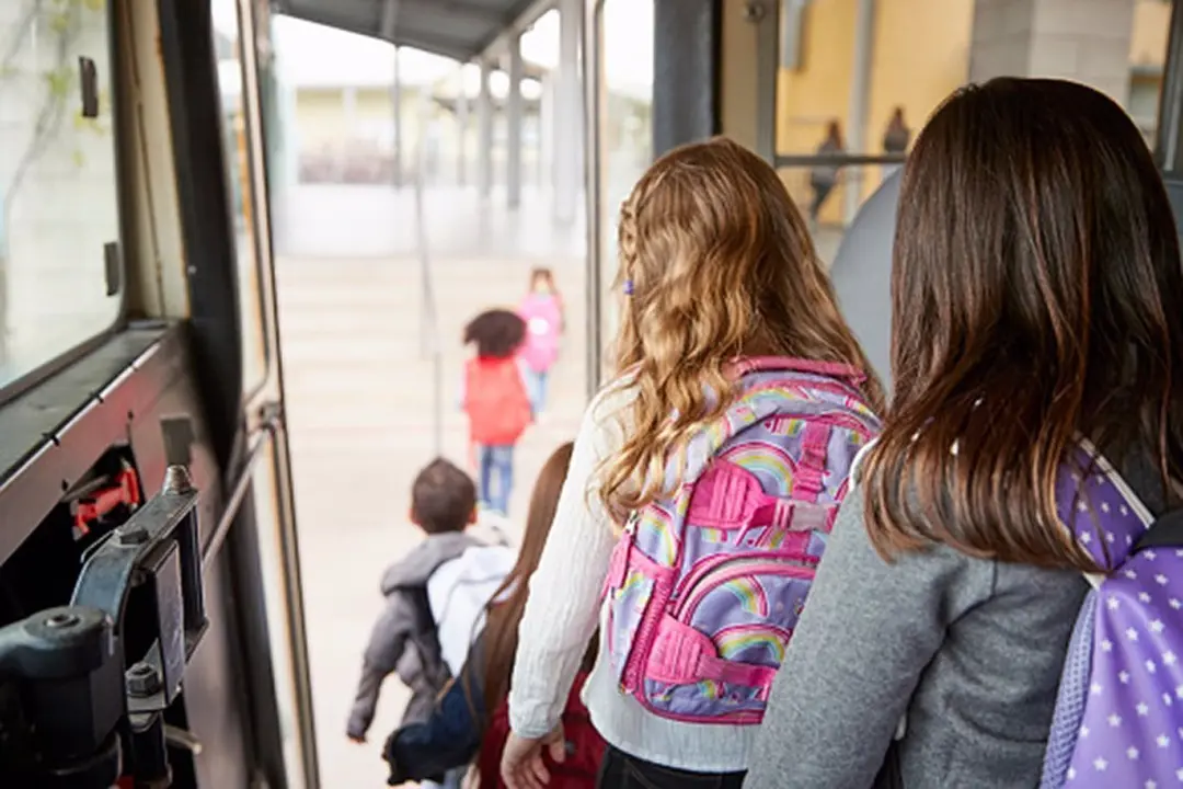 Varios ni&ntilde;os bajan del autob&uacute;s escolar. / EP