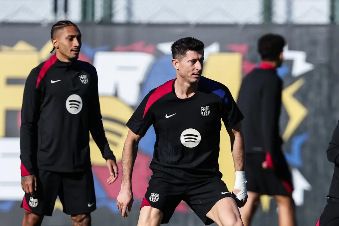Robert Lewandowski y Raphinha en un entrenamiento. / EP