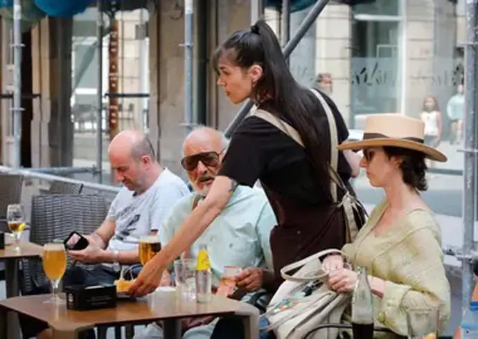 Una camarera atiende una terraza en Pontevedra. / x