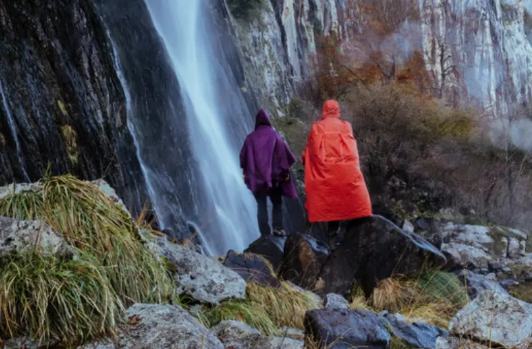 Dos personas mirando una cascada en los montes de Cantabria. / A.E.
