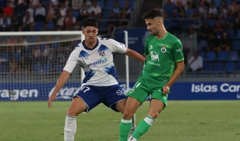 Duelo intenso entre el Racing de Santander y el CD Tenerife en un partido clave para sus aspiraciones en LaLiga Hypermotion.
