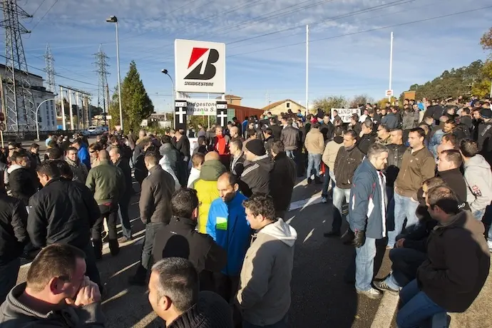 Los trabajadores de la planta que la multinacional Bridgestone tiene en Puente San Miguel, se concentraron bloqueando el acceso a la misma. EFE/ Alberto Aja / Archivo