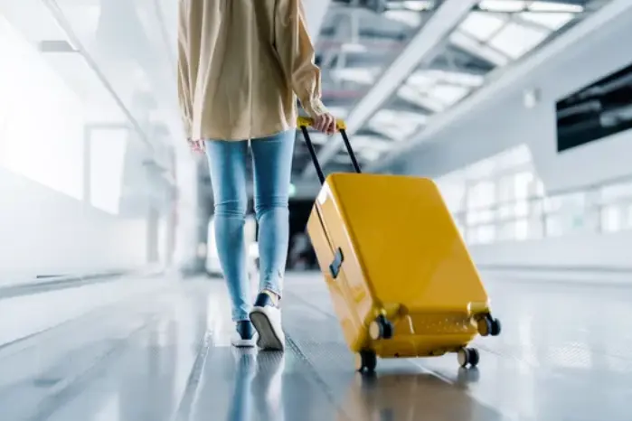 mujer maleta aeropuerto
