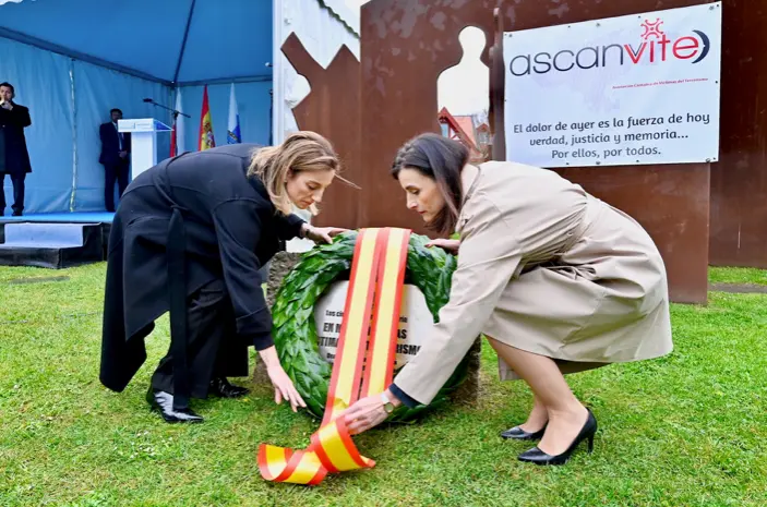 La alcaldesa de Santander, Gema Igual, y la presidenta de la Asociaci&oacute;n C&aacute;ntabra de V&iacute;ctimas del Terrorismo (Ascanvite), Silvia G&oacute;mez, colocan una corona de laurel en homenaje a las v&iacute;ctimas del terrorismo durante el acto celebrado en el recinto de La Magdalena. El evento, organizado por el Ayuntamiento, reafirma el compromiso con la memoria, la justicia y la dignidad de quienes sufrieron la violencia terrorista.