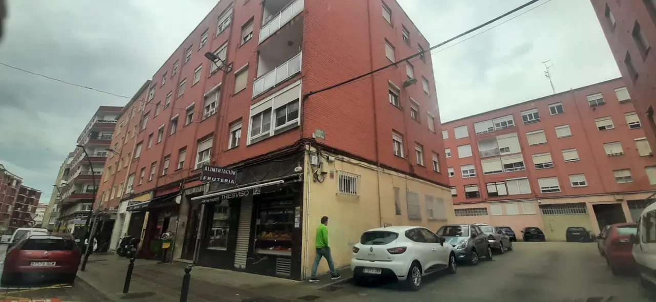 Imagen del edificio en la calle Juli&aacute;n Urbina, en el barrio de La Inmobiliaria (Torrelavega), donde se produjo la agresi&oacute;n que termin&oacute; con la detenci&oacute;n de un hombre por violencia de g&eacute;nero y lesiones al hijastro de la v&iacute;ctima.
