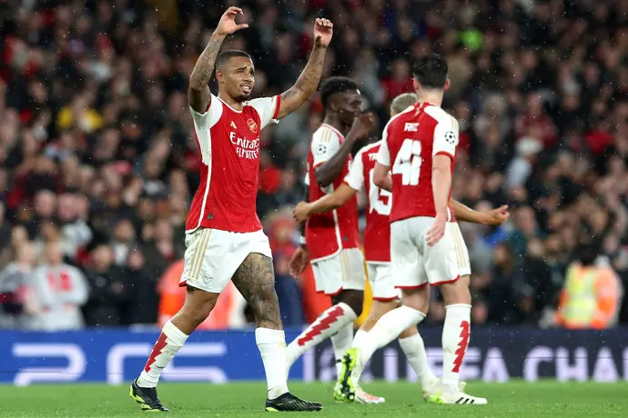 El Arsenal celebra un gol frente al Lens, en un partido de champions. / x