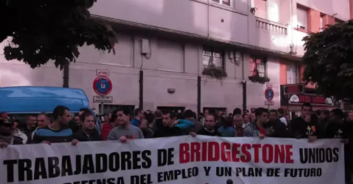 Miles de personas se manifiestan en Torrelavega en apoyo a los trabajadores de Bridgestone. / EP