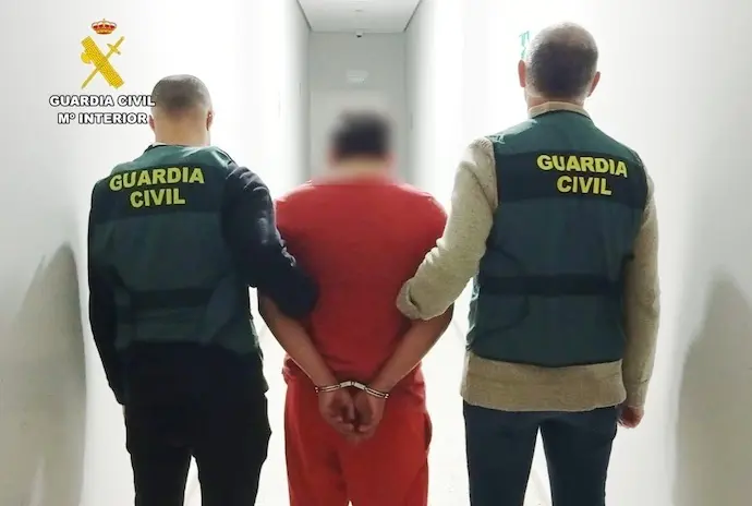 La Guardia Civil detiene al presunto autor del apu&ntilde;alamiento de un hombre en Malia&ntilde;o. / GC