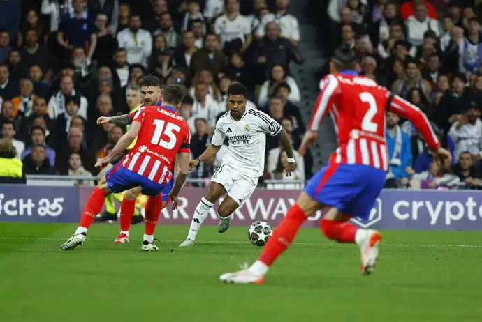 Partido entre el Real Madrid y el Atl&eacute;tico, en el Metrpolitano. / x