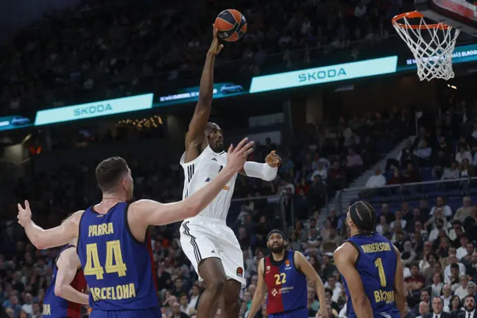 El p&iacute;vot del Real Madrid Serge Ibaka lanza a canasta. / x