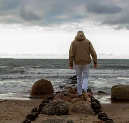 Una persona camina por la playa un d&iacute;a nublado. / A.E