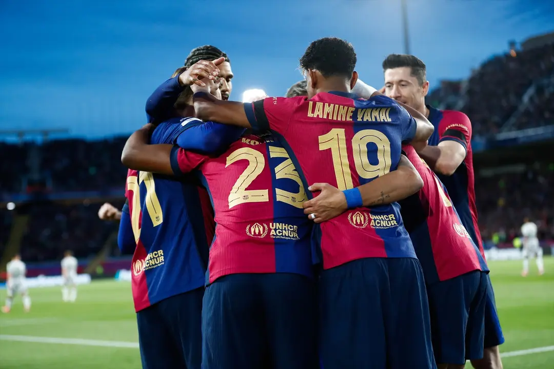 Los jugadores del Barcelona celebran el gol de Raphinha. / EP