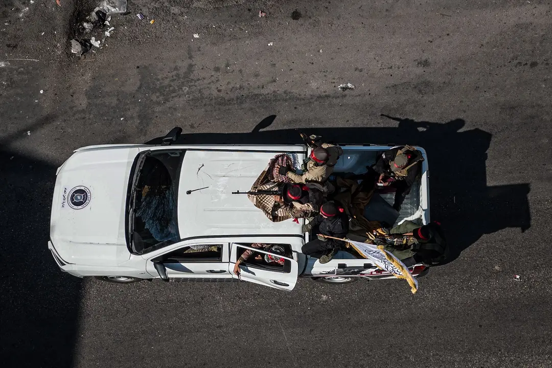 Miembros de las fuerzas de seguridad sirias patrullan una calle en la ciudad de Jableh. / Moawia Atrash