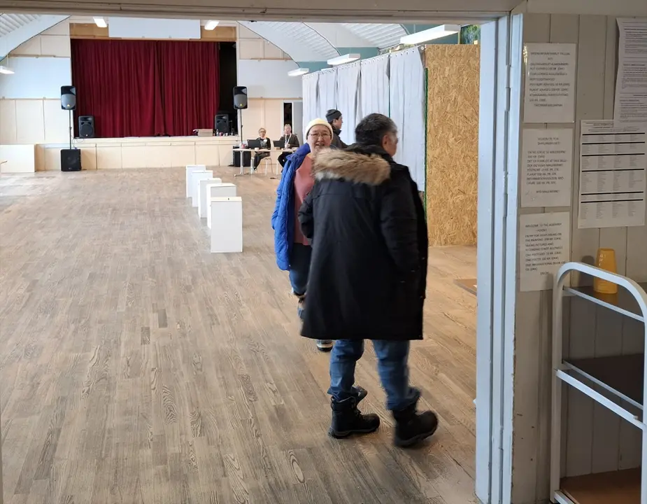 Varias personas en los centros de votaci&oacute;n en Groenlandia. / EP