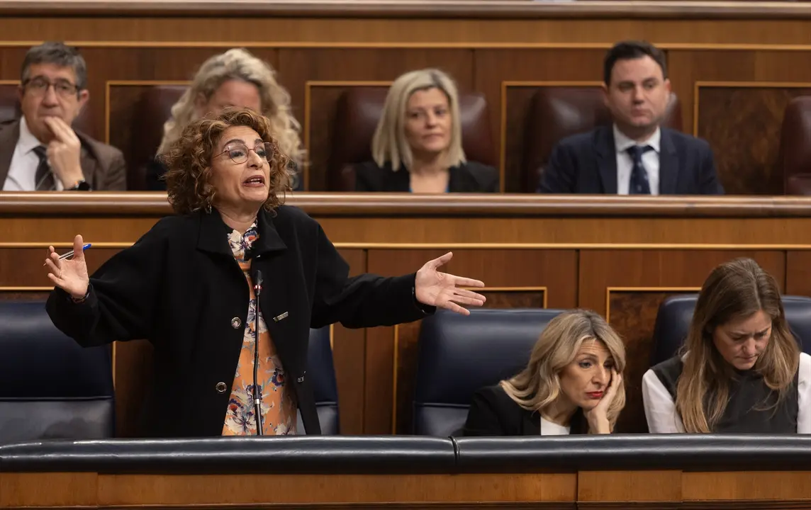 La vicepresidenta primera y ministra de Hacienda, Mar&iacute;a Jes&uacute;s Montero, interviene durante un pleno en el Congreso de los Diputados. / Eduardo Parra