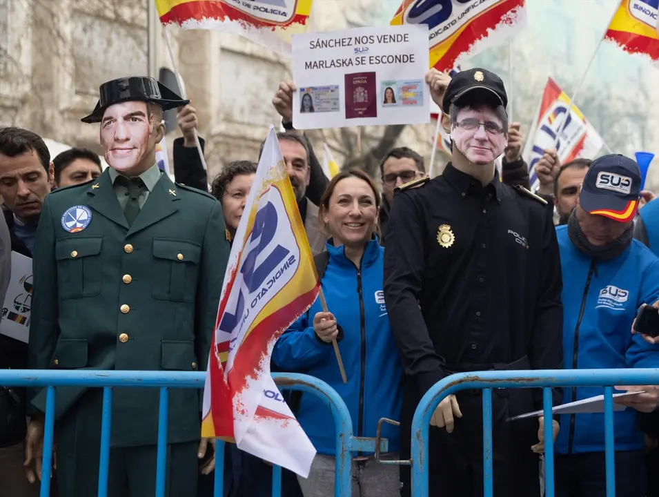 Dos mu&ntilde;ecos del presidente del Gobierno y el l&iacute;der de Junts durante una concentraci&oacute;n de una docena de sindicatos de Polic&iacute;a y asociaciones de la Guardia Civil. / Eduardo Parra