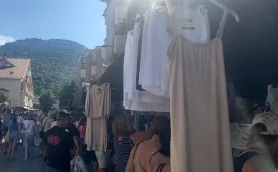 Gente paseando entre los puestos del mercadillo. / A.S.