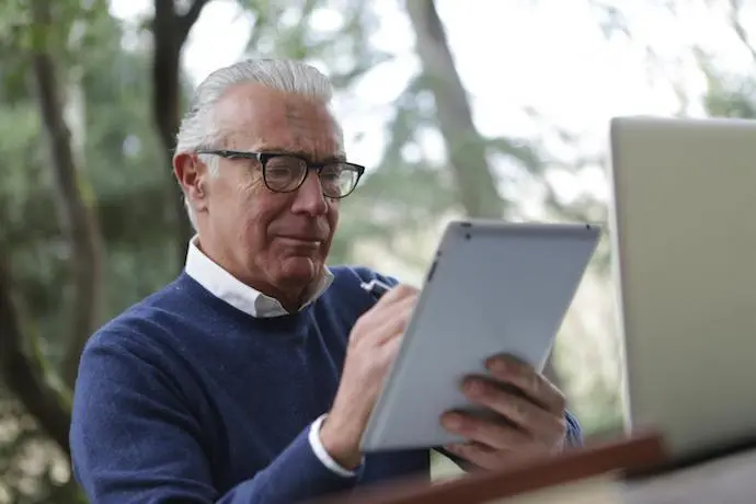 Una persona mayor con una tablet. / A.E