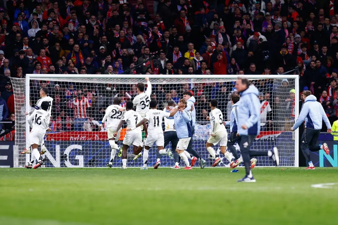 Los jugadores del Real Madrid celebran la victoria ante el Atl&eacute;tico en la Champions. / EP