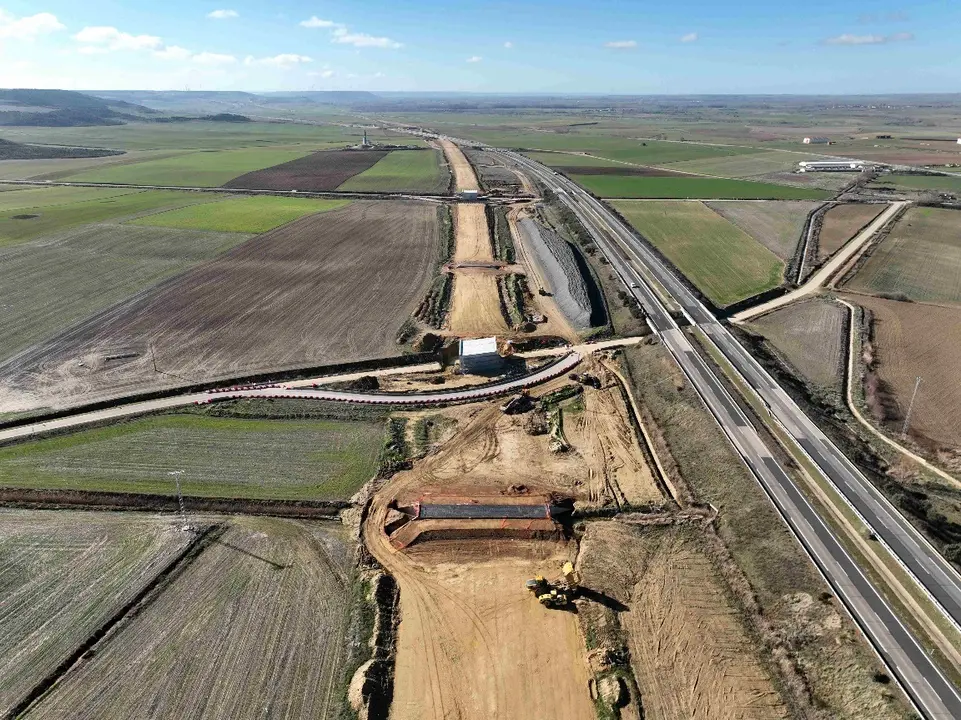 Tramo en construcci&oacute;n de la L&iacute;nea de Alta Velocidad Palencia-Cantabria comprendido entre Palencia Norte y Amusco. / EP