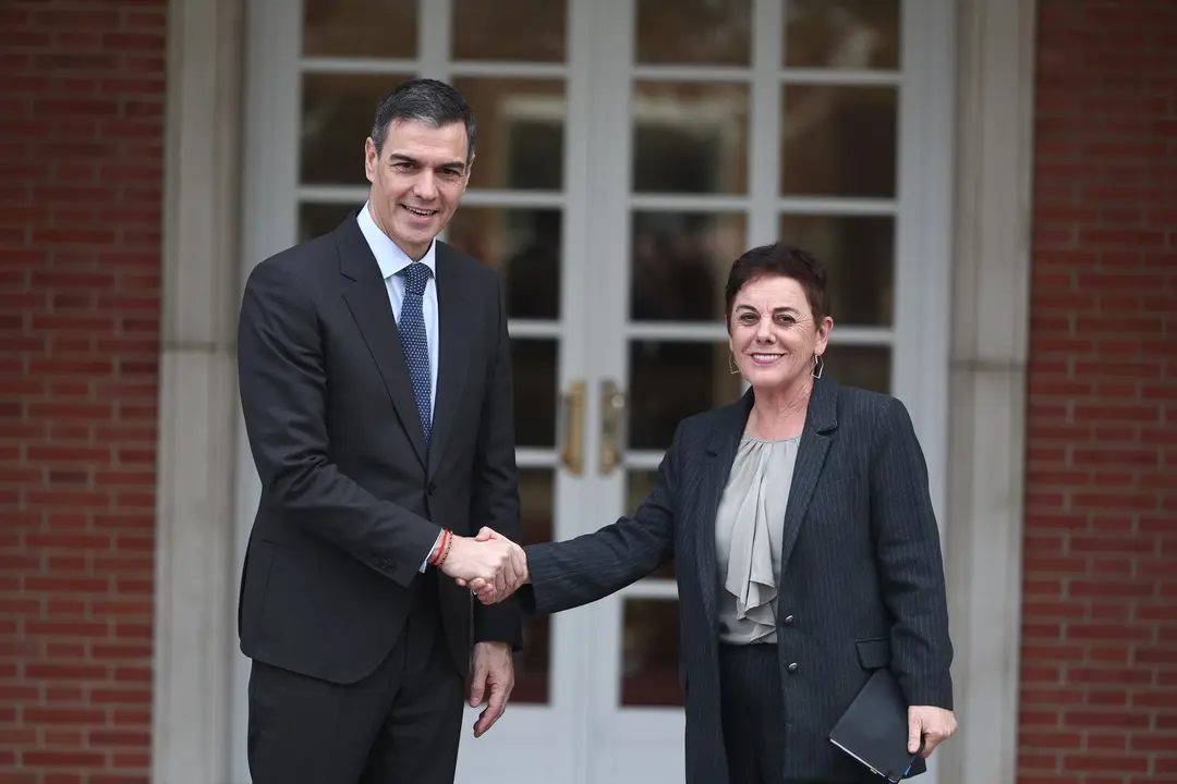 El presidente del Gobierno, Pedro S&aacute;nchez, recibe a la portavoz de EH Bildu en el Congreso, Mertxe Aizpurua, en el Palacio de la Moncloa. / Eduardo Parra
