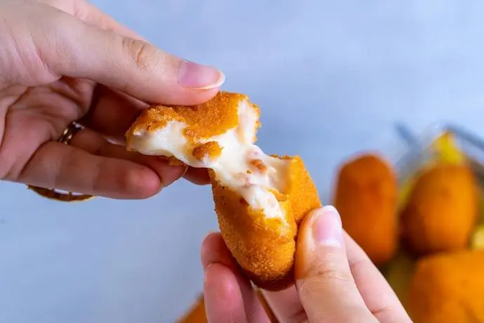Una persona abre una croqueta en dos. / A.E