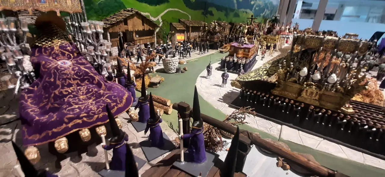 Pasos y tronos en miniatura de la exposici&oacute;n. / S.D.