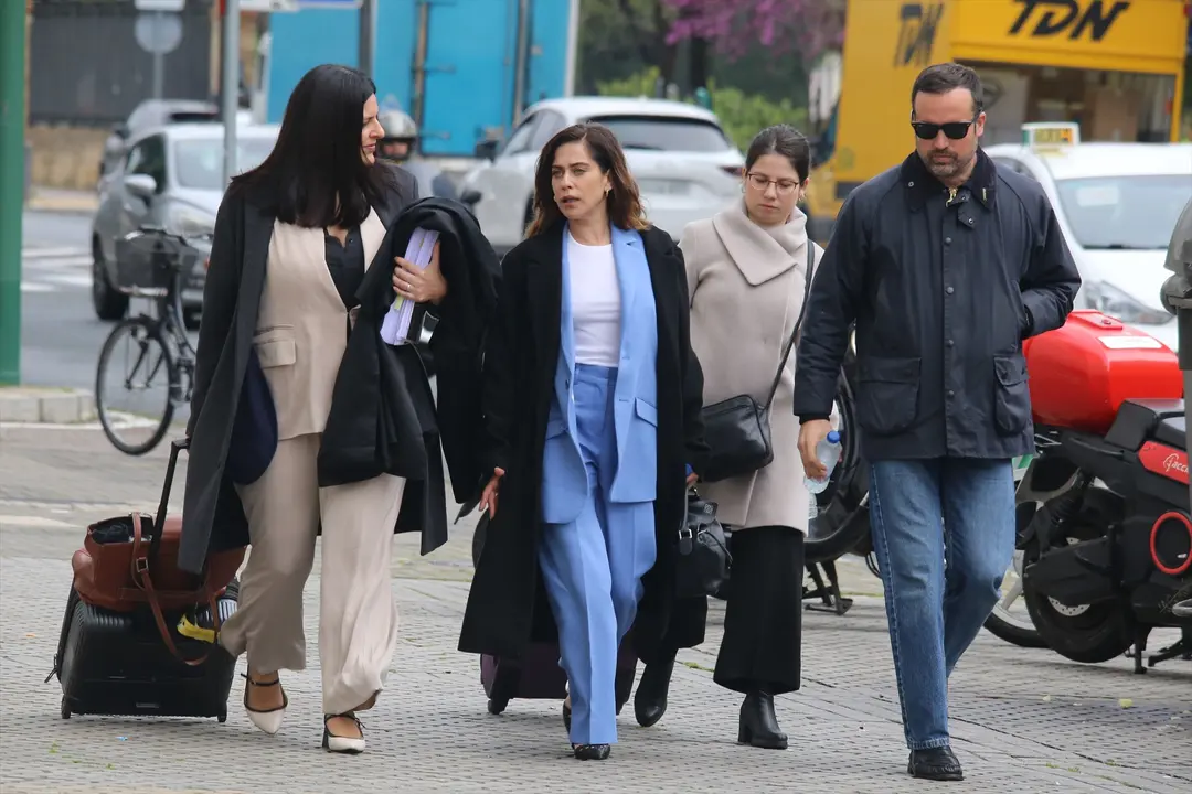 Carla Vall i Duran, abogada de la actriz, y Mar&iacute;a Le&oacute;n llegan al Juzgado. / Leandro Wassaul