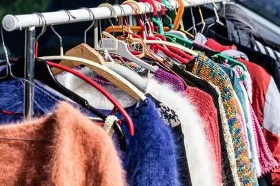 Varias prendas de ropa a la venta en un mercadillo. / A.S.P