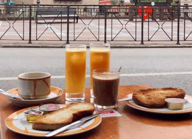 Un desayuno en la terraza del local. / IG