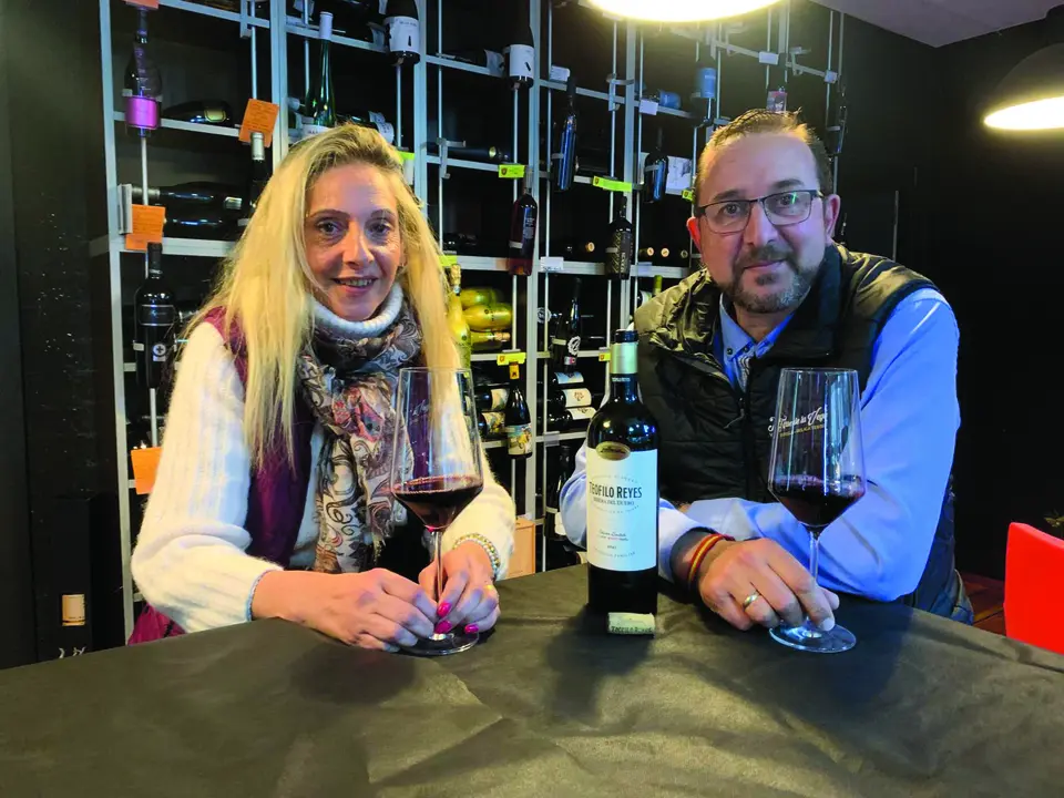 Juan Vald&eacute;s y Eva Mar&iacute;a del Cid, los due&ntilde;os de la vinoteca. / A.E