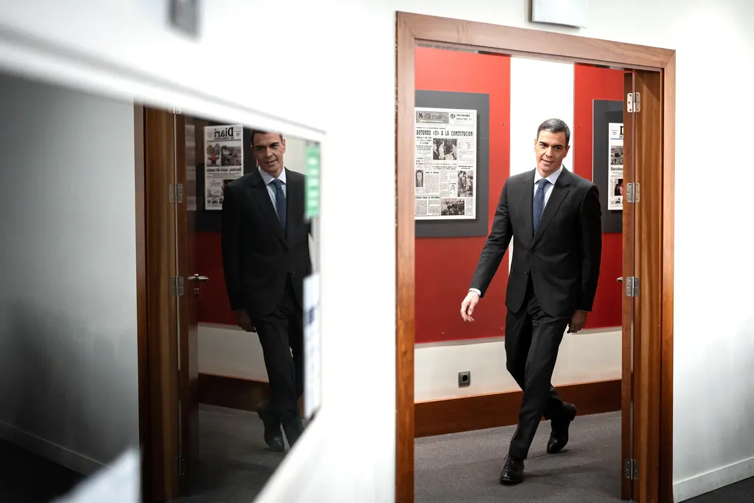 El presidente del Gobierno, Pedro S&aacute;nchez, a su llegada a una rueda de prensa. / DIEGO RAMAD&Eacute;S