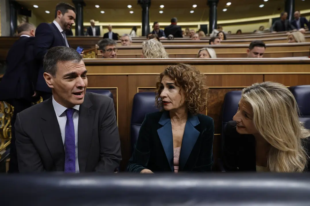 (I-D) El presidente del Gobierno, Pedro S&aacute;nchez; la vicepresidenta primera y ministra de Hacienda, Mar&iacute;a Jes&uacute;s Montero y la vicepresidenta segunda y ministra de Trabajo, Yolanda D&iacute;az, durante una sesi&oacute;n de control al Gobierno en el Congreso. / Jes&uacute;s Hell&iacute;n