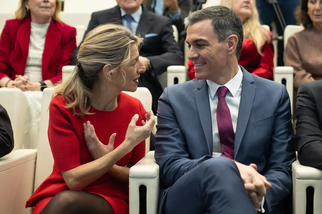 La vicepresidenta segunda y ministra de Trabajo, Yolanda D&iacute;az y el presidente del Gobierno, Pedro S&aacute;nchez. / Alejandro Mart&iacute;nez V&eacute;lez