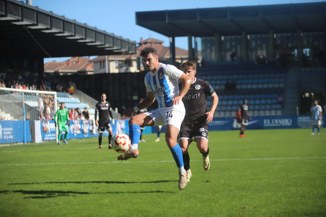 Dani G&oacute;mez durante una acci&oacute;n en El Malec&oacute;n en el partido de ida ante el Salamanca. / N&eacute;stor Revuelta