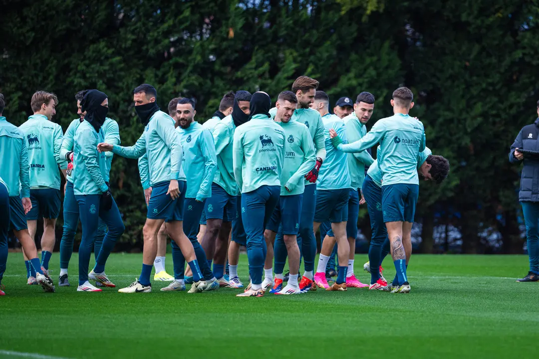 Los jugadores del Racing en el entrenamiento de ayer. / RRC