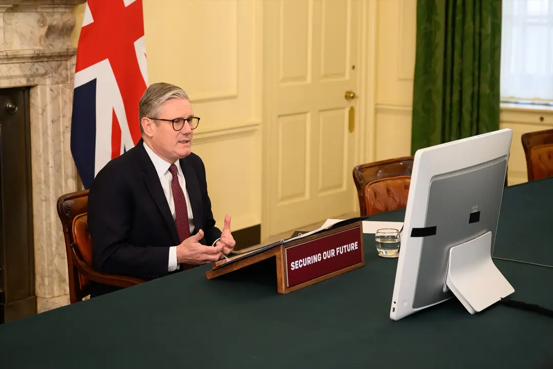 El primer ministro brit&aacute;nico, Keir Starmer, mantiene una videoconferencia con l&iacute;deres internacionales para abordar el apoyo a Ucrania. / Leon Neal