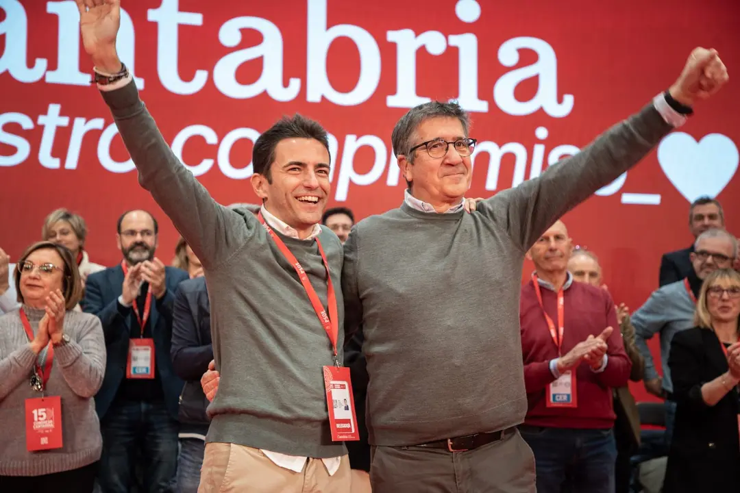 Pedro Casares junto a Patxi L&oacute;pez en el Congreso celebrado en Santander. / A.E.
