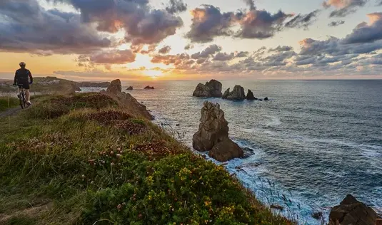 Una persona pasea en bicicleta por uno de los mejores paisajes de Cantabria. / A.S.