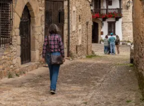 Una persona paseando por Santillana del Mar. / A.S.