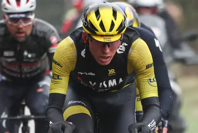 El ciclista del Visma, Matteo Jorgenson, llega a la l&iacute;nea de meta. / x