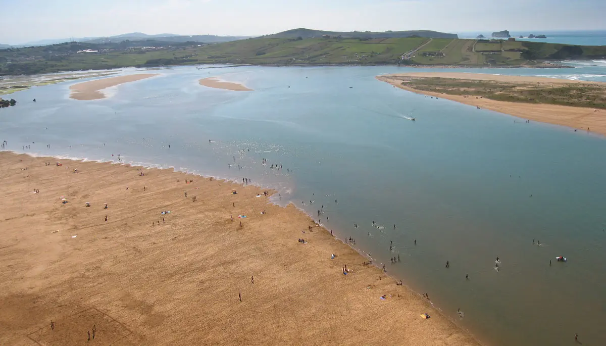 La playa m&aacute;s segura y tranquila de Cantabria que las familias adoran. / A.E