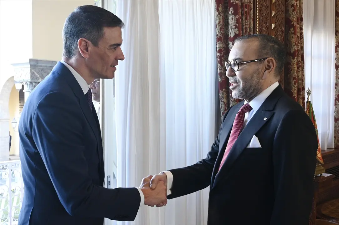 El presidente del Gobierno espa&ntilde;ol, Pedro S&aacute;nchez (i), y el rey de Marruecos, Mohamed VI (d). / EP